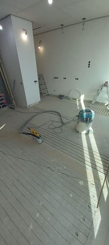 shtroblenie-pola-pod-teplyj-pol